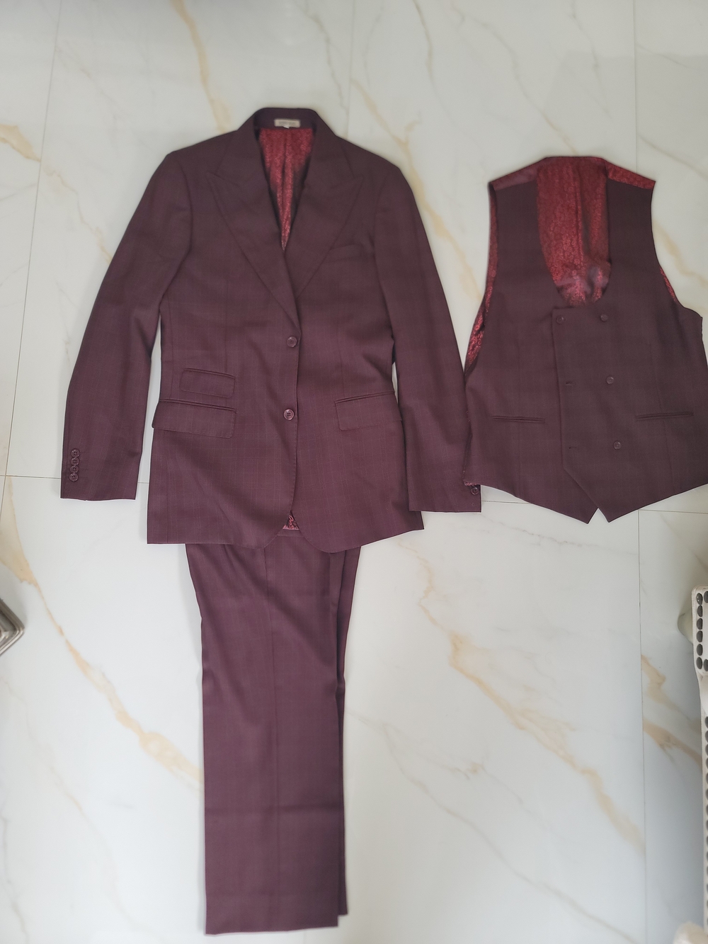 40L Men's Burgundy Three-Piece Suit Peak Lapel with Matching Vest